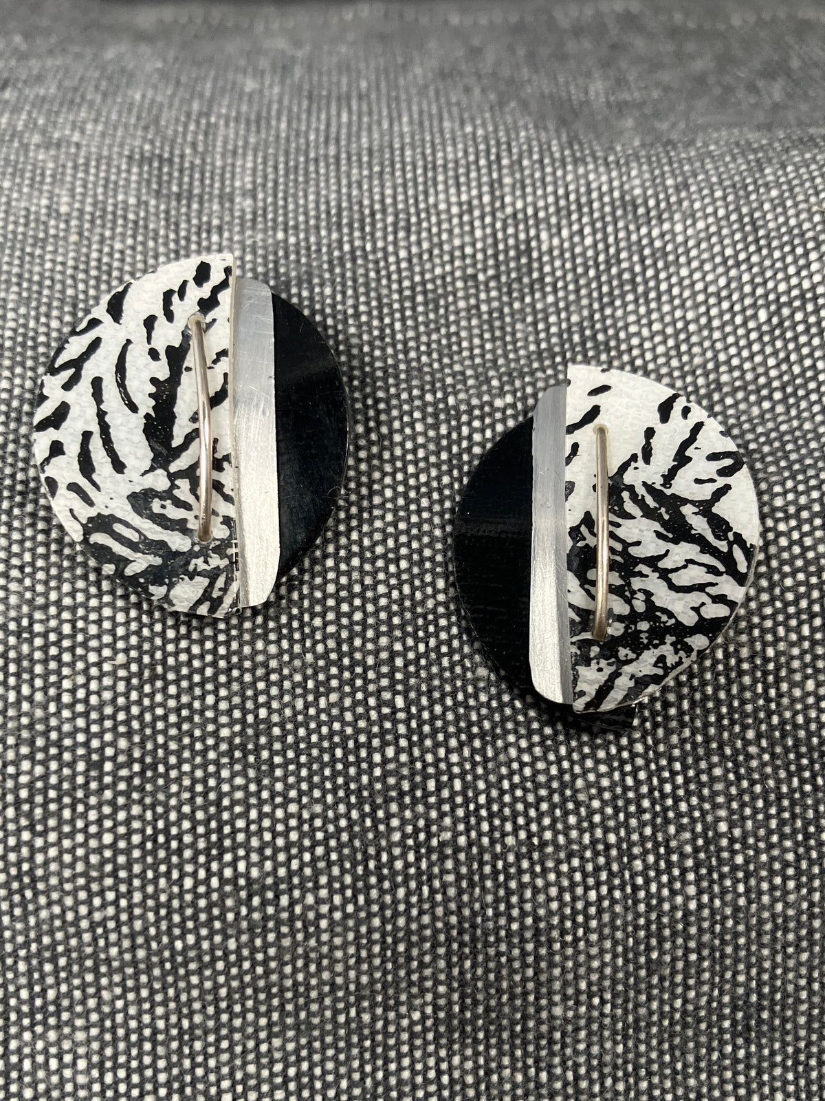 Miro Black & White Studs