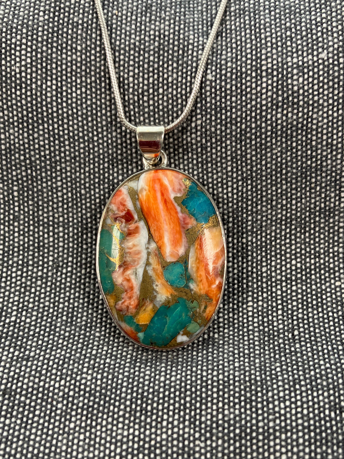 Oyster Mohave Oval Pendant